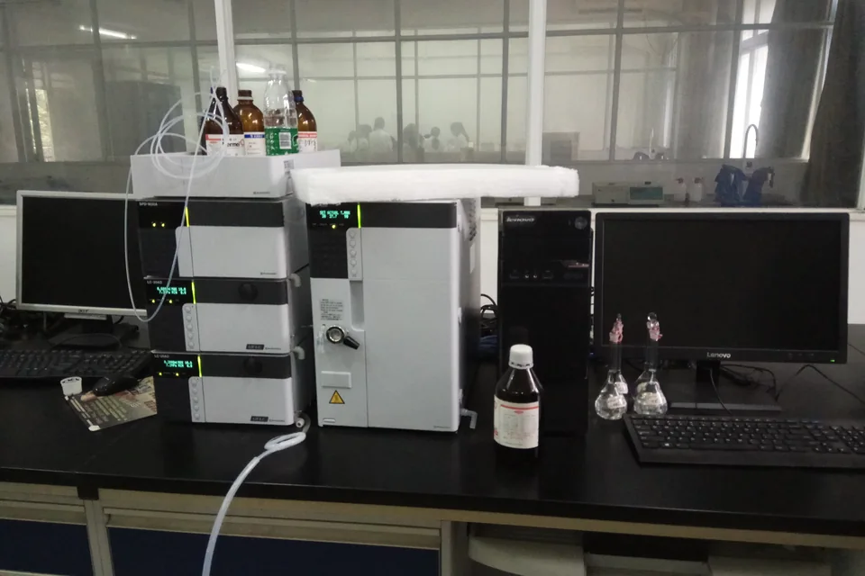 HPLC 仪器模块与连接的实验工作台
