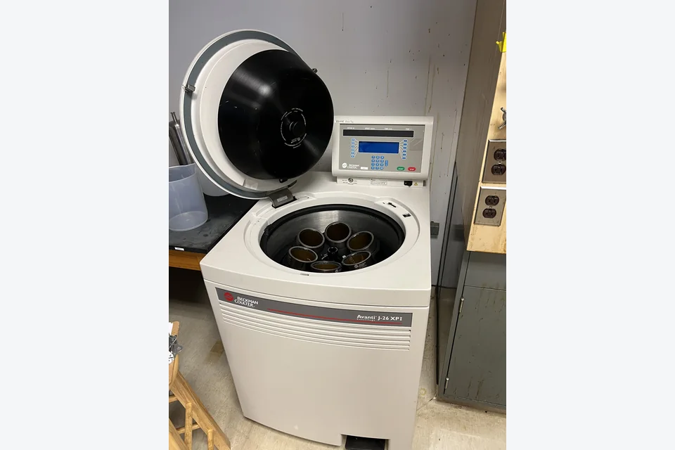 开盖展示样品转子的实验室离心机