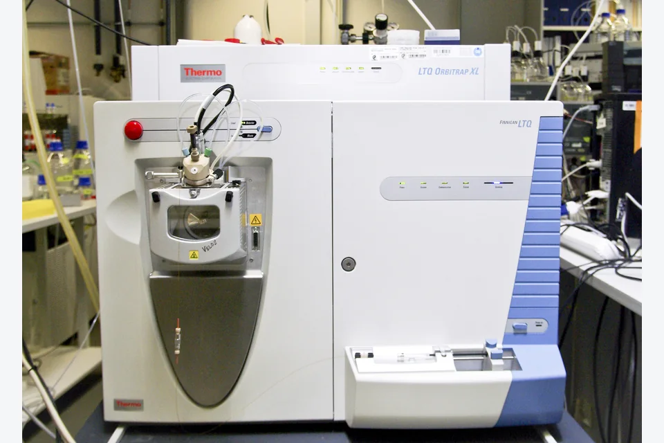 实验室内的 Thermo Scientific LTQ Orbitrap XL 质谱仪
